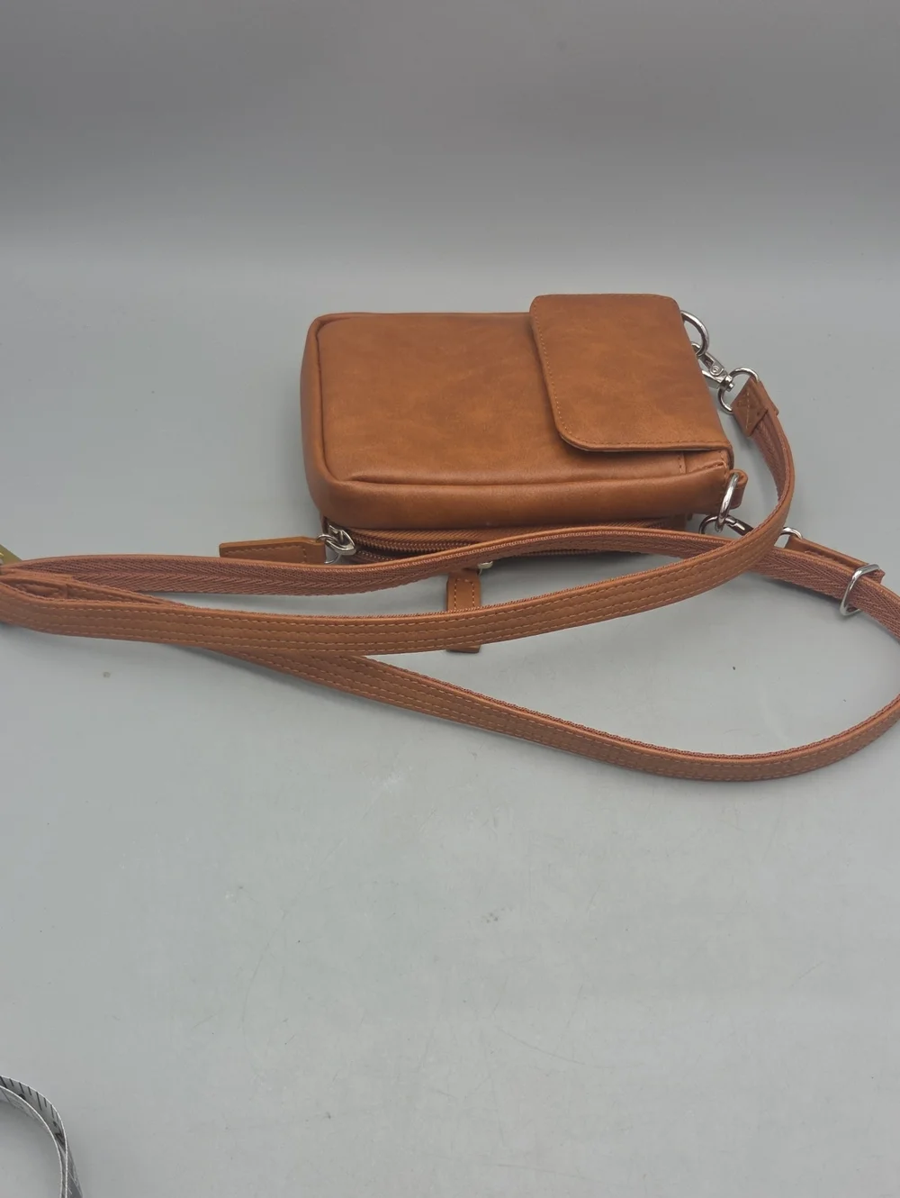 Hammacher Schlemmer • Wearable crossbody leather wallet